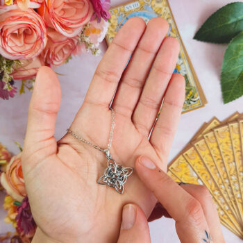 colgante nudo de bruja