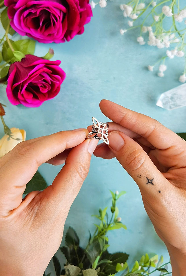 Anillo Nudo de Bruja Ajustable Grande